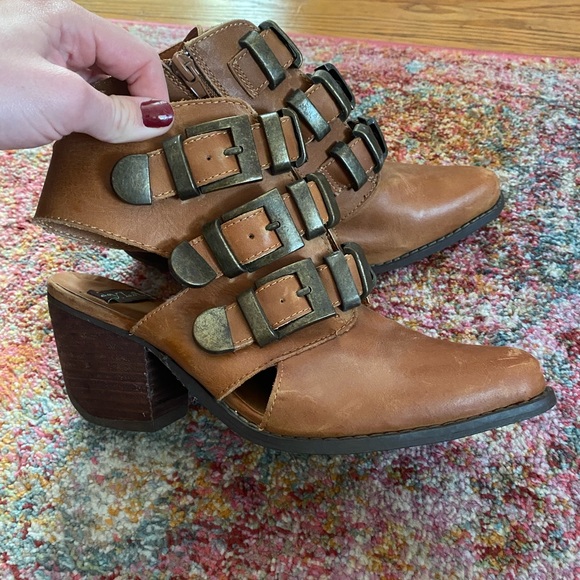 N.Y.L.A. Western Block Heel Ankle Bootie - Picture 2 of 6